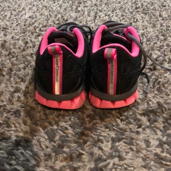 Under armor shoes - Picture 3 of 6